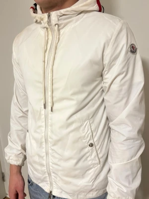 Vit Moncler Windbreaker - Vit Moncler Windbreaker storlek 2. Jackan är i bra skick då den inte är sönder någonstans. Den är dock smutsig på framsidan vilket är svårt att tvätta bort, men det går. 