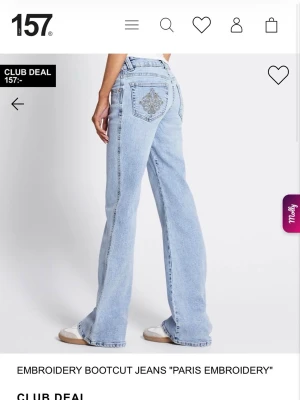 Bootcut jeans med broderad ficka - Bootcut jeans i ljusblå denim från 157 med broderad detalj på bakfickan. Jeansen har klassisk femficksmodell, normal midja och vida ben. Perfekta för en avslappnad och trendig look.