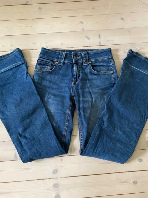 Utsvängda jeans - Säljer ett par utsvängda jeans från Zara. De är knappt använda då de var lite för stora för mig. Öppen för prisförslag🌸💕