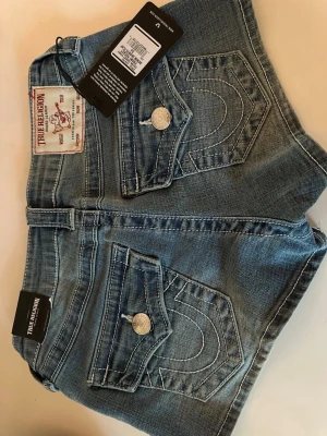 True Religion shorts  - Nya oanvända jeans shorts från True Religion - Front Pocket Denim Shorts Flap. I W24 med etiketter kvar! Ordpris 1099kr köpt från Nelly.com 