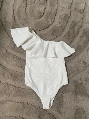 volang body - hm - säljer min jättefina hm body! den är i mycket bra skick! funkar perfekt till fester o andra sammanhang!