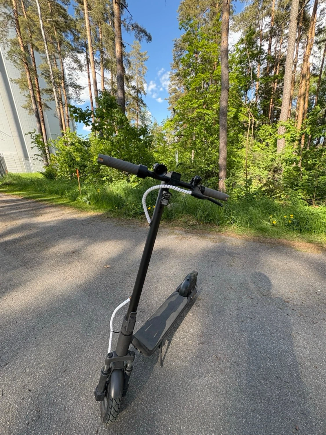 Svart elscooter med breda däck - 1