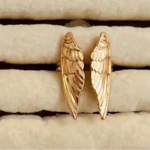 Guldiga ring med vinge-design - Snygg ring i guldfärg formade som änglavingar med detaljerat mönster. Perfekta för dig som vill ha en unik accessoar som sticker ut. Passar till många olika stilar och är lätta att matcha med andra smycken.