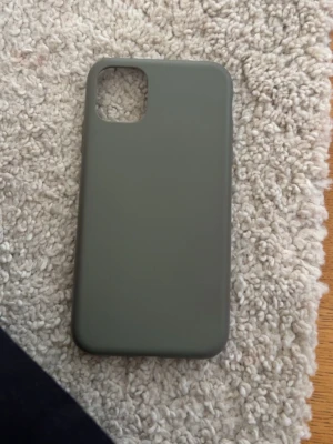 Grönt mobilskal i silikon -  mobilskal  iPhone, vet inte exakt vilken iphone den passar till!