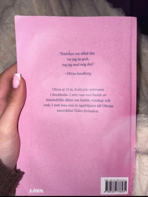 I mitt rosa rum av Olivia Sundberg - En rosa bok med känslofyllda dikter av Olivia Sundberg. Boken handlar om kärlek, vänskap och svek och är en uppföljare till Tiden förändrar. Perfekt för dig som gillar poesi och starka känslor.