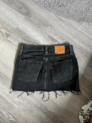 Svart jeanskjol från Levi's low waist - Supersnygg jeanskjol som sitter lågmidjat! Vintage❤️