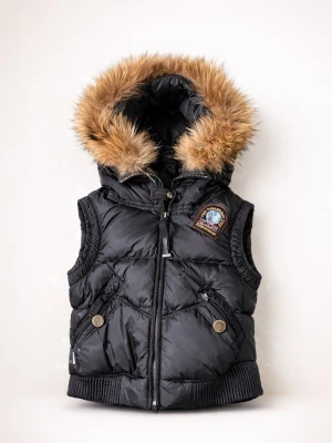 Svart dunväst från Para Jumpers - Snygg svart dunväst från PJ med stor huva och päls. Pälsen är avtagbar. Västen har dragkedja, två fickor med knappar och ett broderat märke på bröstet. Perfekt för kyliga dagar och riktigt trendig stil. Är endast använd vid ett tillfälle. Väldigt populär o slutsåld. Äkta, köpt nått år sen. Har inget kvitto då det var en present. Är storlek young large men funkar både XS och S. Sista bilden är bara en exempelbild och Ai genererad. Vid intresse skriv DM. Pris kan diskuteras vid snabb affär. Unisex