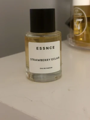 ESSNCE Strawberry Eclair parfym - En söt och fräsch parfym från ESSNCE med doft av jordgubbe, endast testad☺️