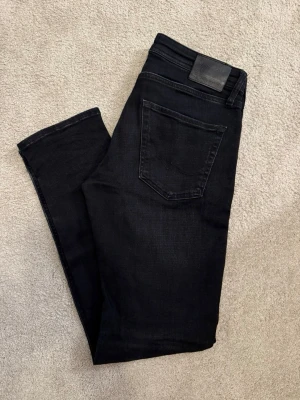 Jeans Jack&Jones - Svarta jeans från Jack&Jones, modell Comfort / Mike. Jeans är i bra skick och används fåtal gånger. Storlek 29 32.   Hör av dig för snabb affär eller vid frågor!