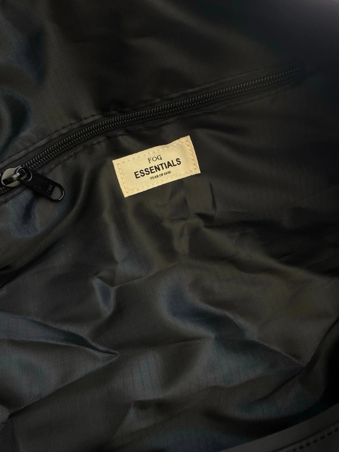 Svart duffelbag från Essentials - 2