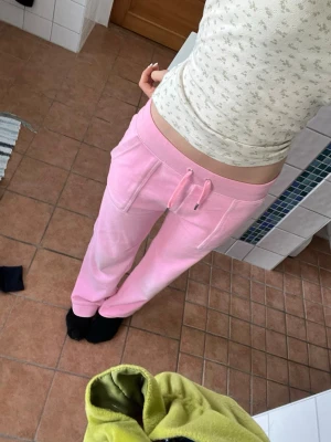 Juicy Couture byxor rosa  - Säljer mina rosa juicy couture byxor 🩷 använda kanske tre gånger. Materialet är som nya, Använd gärna KÖP NU 