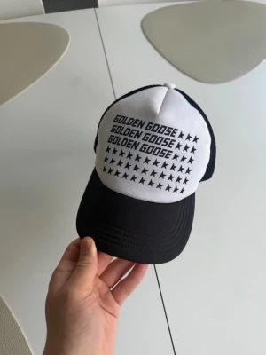 Golden goose keps - En sinnessjukt snygg golden goose keps i väldigt fint skick. Ytterst ytterst smutsig men inget som syns tydligt. | Passar om du har ett mindre huvud. Galet snygg i sommar eller bara på gymmet. | Nypriset på denna modellen är 2000.