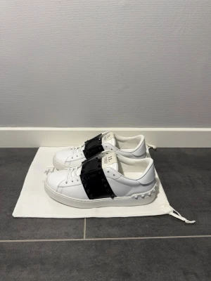 Valentino rockstud sneakers  - Valentino open rockstud, storlek 37,5, skick 9,5/10 som nya mycket fint skick se bilder, dustbag medföljer vid köp, nypris 8000kr, vid funderingar hör av er.  