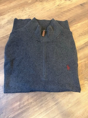 Ralph Lauren Väst Storlek L. - Ralph Lauren Väst Storlek L. Detta är en väst som jag har haft i ett tag nu men har dock inte använt den eller tvättat den. Den passar fint och är väldigt stilig. Priset är inte fast och kan diskuteras. Finns det frågor så är det bara att meddela☺️