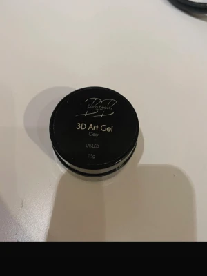 3d gel - Helt oöppnad 3d gel från bano beauty i genomskinligt! Säljer då jag har två! Perfekt nu till sommaren för 3d blommor