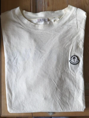 Palm Angels x Monclear - Palm Angels x Monclear limeted edition collab i strl XL i krämvit färg. Bra skick använd fåtal gånger. Qr kod finns på sista bilden. Pris kan diskuteras vid snabb affär 