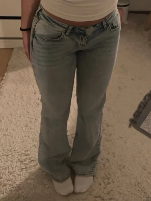 Lågmidjade jeans  - Lågmidjade jeans i storlek 36, bara använt några gånger. Välj instabox som fraktalternativ 