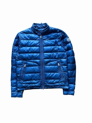 Moncler Acorus Down Jacket - Royal Blue - Size 0 (XS-S) - 9.5/10 skick, size 0 passar S-M. 100% äkta. Säljer för att den blivit för liten. Perfekt nu till våren och sommaren. 