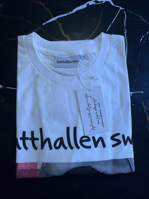 Vit t-shirt från Hatthallen Swe - Säljer denna fina silverl label i fint skick! Helt ny och aldrig använd. Skicka dm on ni undrar något. Pris kan diskuteras vid snabb affär 🙏