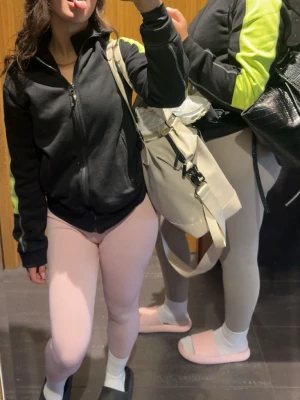 Leggings  - 200 KR för alla 5! Säljer flera par seamless leggings i olika färger: ljusrosa, röd, svart, grå och ljusgrå. De har hög midja och är stretchiga, perfekta för en bekväm och snygg look. Passar till både chill och träning. Materialet är mjukt och följsamt. Alla är i storlek XS. 
