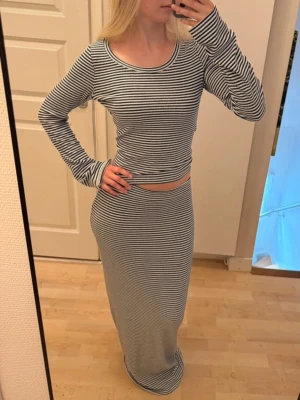 Nelly set - Snyggt sett från Nelly, perfekt nu till sommaren😍 Kjolen är i strl xs o toppen s, nypris 800:-