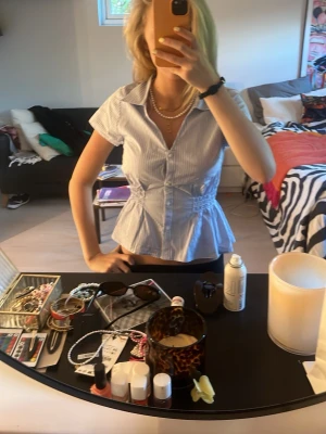 Fin skjortblus - Säljer en helt ny oanvänt skjortblus då jag inte använder den och aldrig kommit till användning. Lappen är kvar!