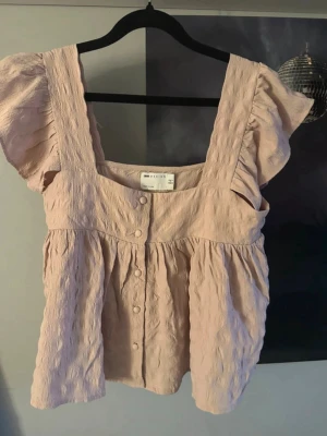 Volang blus med knappar asos - Supersöt blus från asos med knappar. Så söt till sommaren! Aldrig använd då den var lite för stort och sedan kom aldrig till användning 