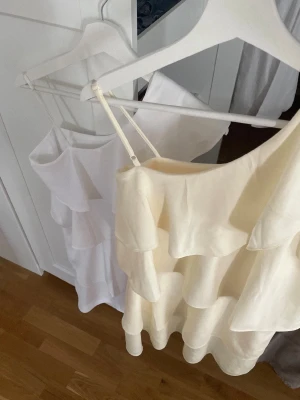 Klänning - Säljer två jätte fina klänningar ifrån Gina tricot. Båda är använda en gång och är i mycket bra skick. Båda-400kr (KONTAKTA ifall du vill köpa en💕) storlek 170 i båda