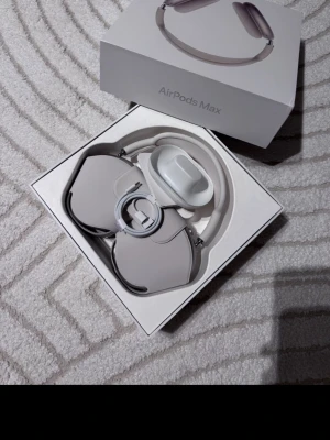 Apple AirPods Max silver hörlurar - Snygga och moderna over-ear hörlurar från Apple i färgen silver. AirPods Max har en stilren design med aluminiumkåpor, meshbygel och mjuka öronkuddar. Levereras med smart case, laddkabel och originalförpackning.