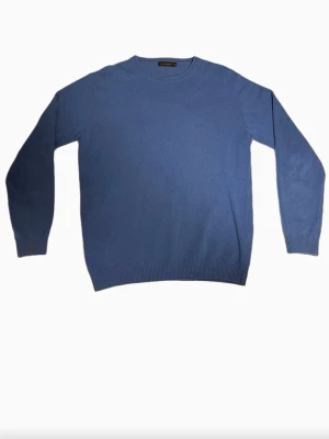 Blå stickad tröja med rund hals - Säljer en ljusblå cashmere-tröja från Oscar Jacobson i väldigt fint skick. Stilren och mjuk med premiumkänsla som passar lika bra till vardag som till mer uppklädda outfits. Enkel att matcha och ett plagg som alltid känns rätt.  ✔ Mjuk och exklusiv cashmere ✔ Ljusblå – fräsch och lättmatchad ✔ Väldigt fint skick  Hör gärna av dig vid frågor. Skickas snabbt 📦