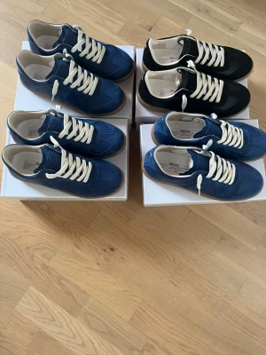 Masion margelia skor - Säljer 4 par skor| 3 st blåa och 1 st svarta! Bundle!!