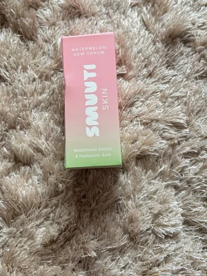 Smuuti Skin Watermelon Dew Serum - Säljer ett Watermelon Dew Serum från Smuutti Skin. Serumet innehåller vattenmelonextrakt och hyaluronsyra, är veganskt och parfymfritt