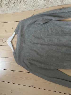Grå stickad tröja från Polo Ralph Lauren - Säljer en grå polo Ralph lauren tröja, pågrund av att jag inte använder den längre, mycket bra skick.
