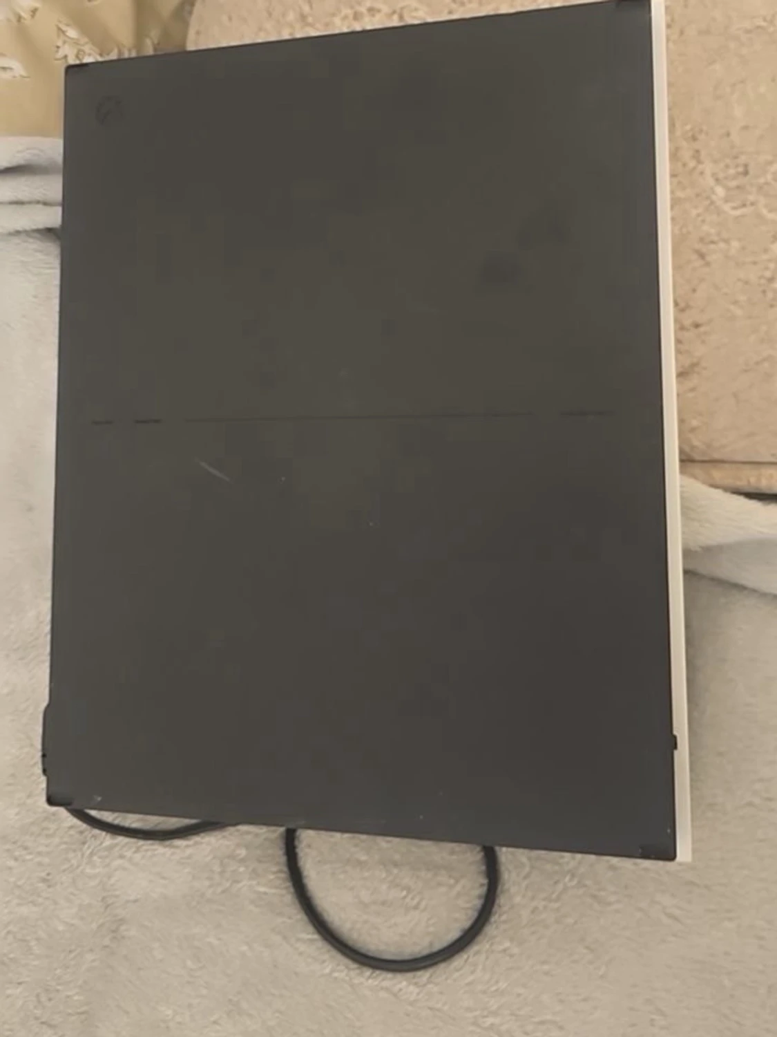 Xbox One S med två handkontroller - 2