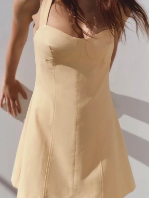 Ljusgul halterneck kortklänning - Supersöt ljusgul kortklänning som är slutsåld från Zara med halterneck och figurnära passform. Klänningen har en lätt utsvängd kjol och markerad byst. Perfekt för varma dagar och ger en fräsch sommarkänsla. Materialet känns som bomull eller linne.🌼🌼🌼Knappt använd och har även under shorts inbyggda🌼