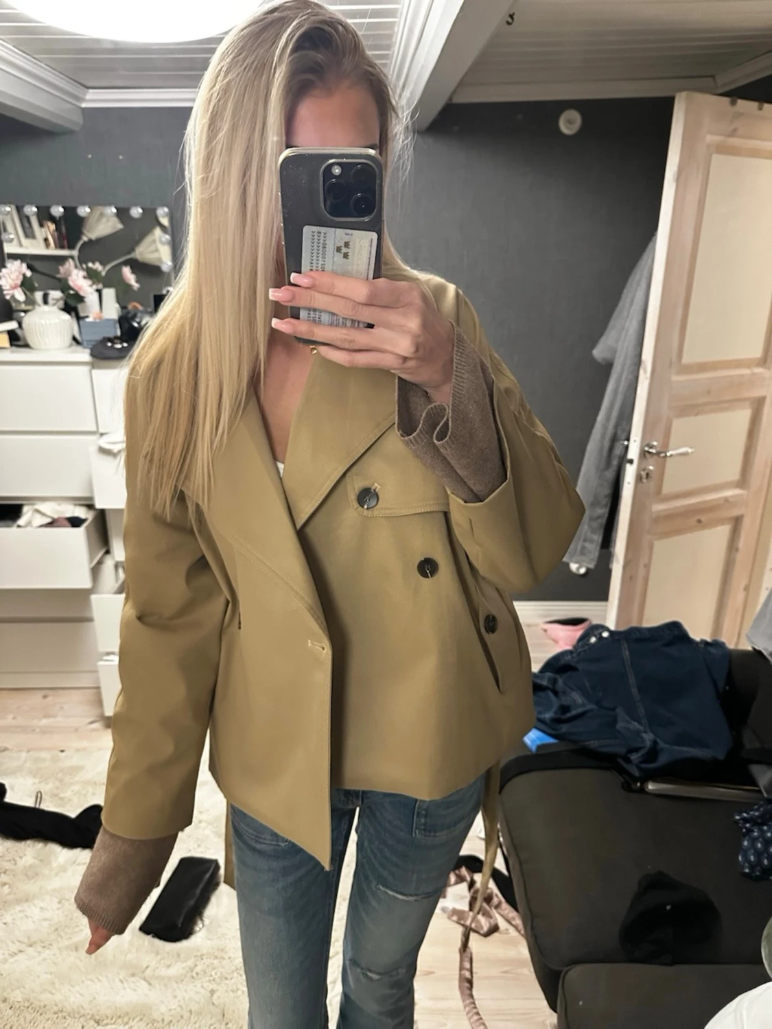 Kort beige trenchcoat med knytskärp - 1