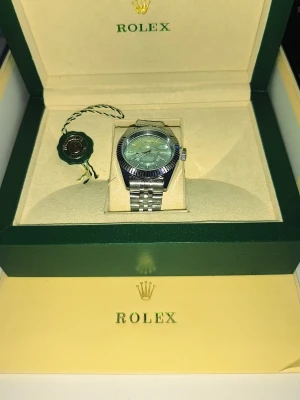 R klocka  - Helt nytt skick inte använd papper och kvitto kommer med och en box model sky dweller 