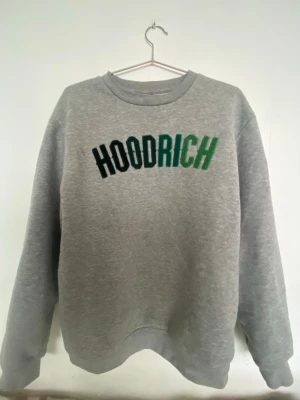 Hoodrich tröja grön:grå - Bra och klassisk hoodrich hoodie perfekt för vardagen. Säljer eftersom den inte passar och det inte gick att returnera.