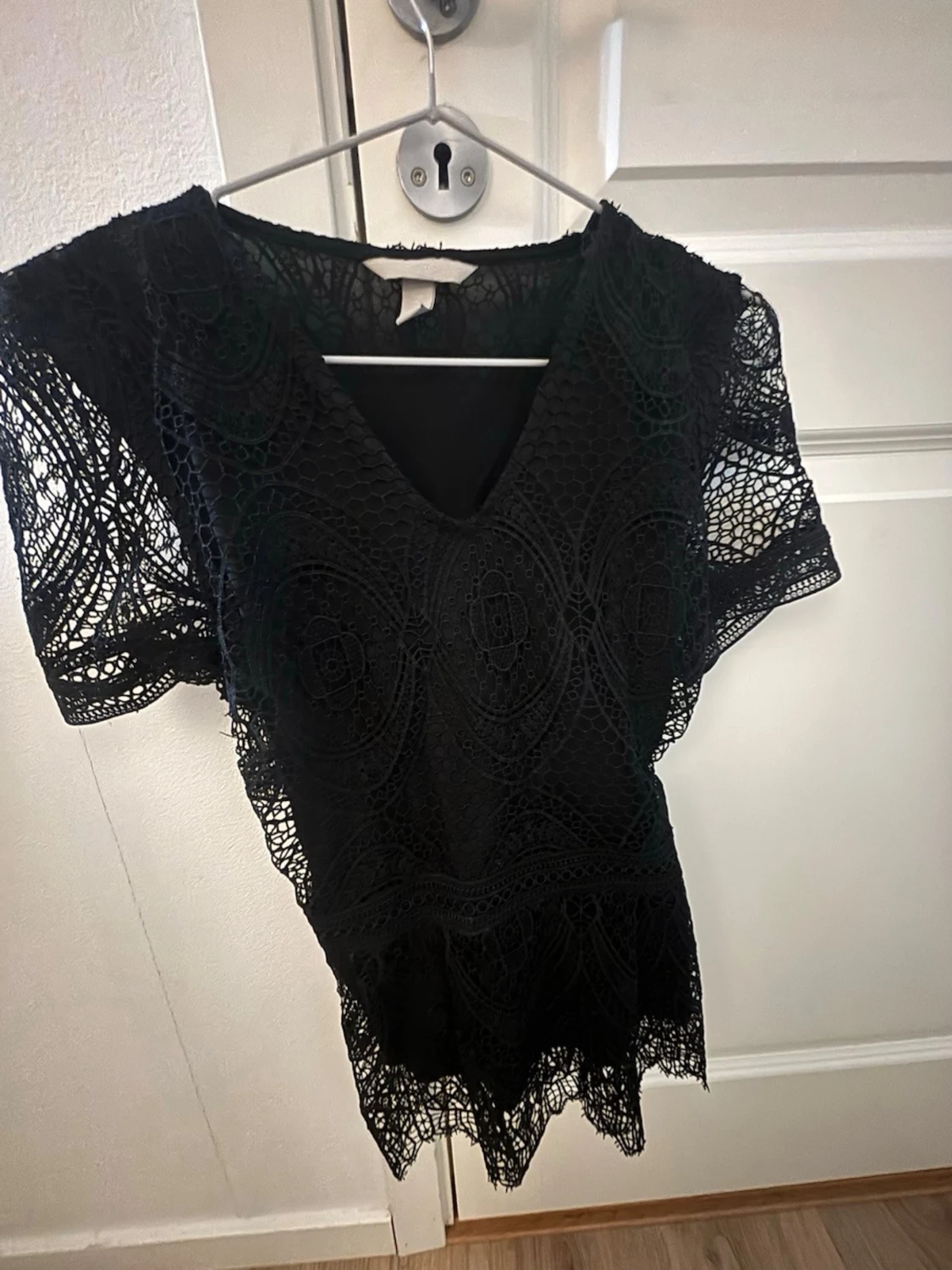 Svart spetsklänning med v-ringning - 1