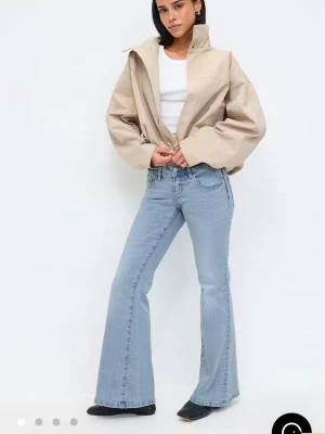 Ljusblå bootcut jeans - Säljer dessa jättesnygga ljusblå flare jeans som är ultra low Rise då dom inte passar på mig. Dom är helt nya med prislapp kvar och är enbart testade.