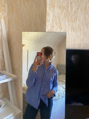 Blå skjorta - Blå skjorta i bomull o linne blandning, storlek 46 men känns som M