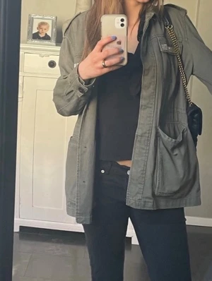 Militärgrön jeansjacka - Ifrån zara, jeanstyp. Strl S. Längre i modellen. 