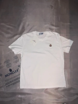 Moncler T-shirt - Skriv ifall ni har några funderingar