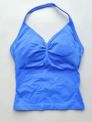 Blå halterneck linnetopp - Snygg blå linnetopp med halterneck och rynkad detalj framtill. Toppen är ärmlös och har en figurnära passform som passar som S🥰