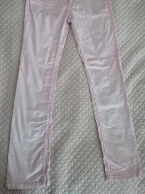 Ljusrosa y2k jeans - Fina ljusrosa jeans från tidigt 2000-tal! Från kappahl och passar storlek XS/164💕  Inga anmärkningar, i mycket bra skick