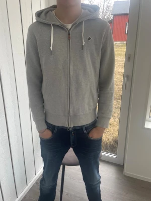 Morris zip hoddie  - Riktigt fin Morris zip hoddie! I ny skick! Skriv vid funderingar, model är 186cm 
