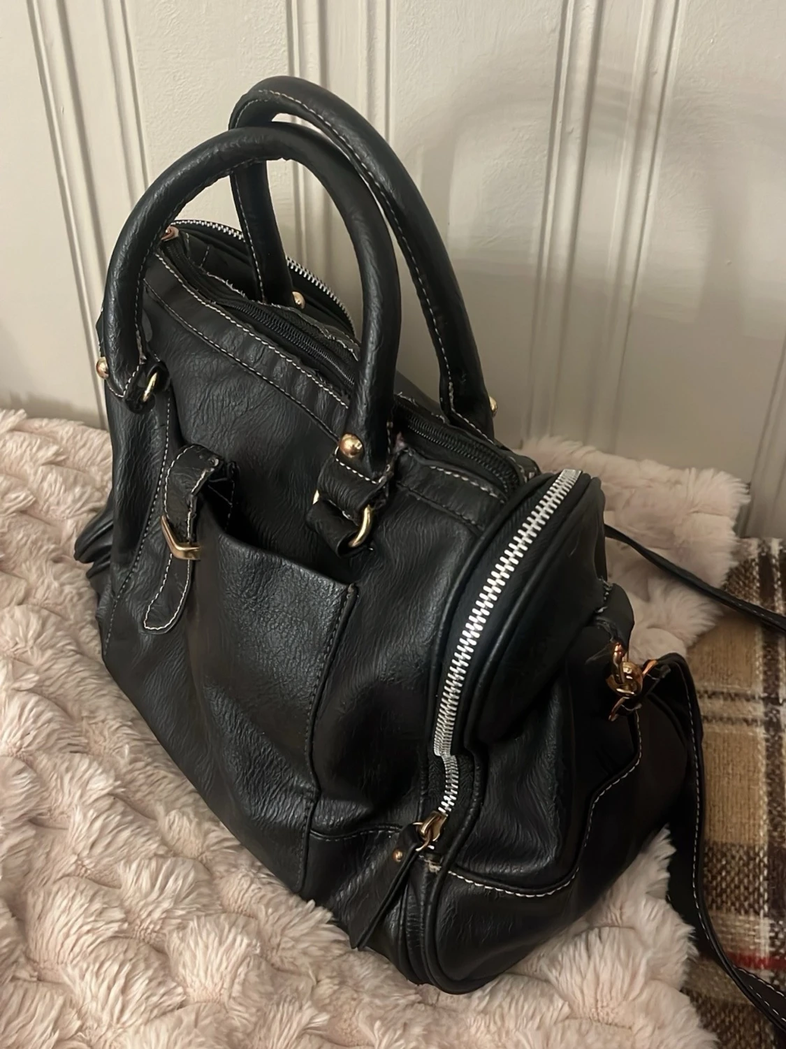 Svart snygg väska med guld detaljer - 1