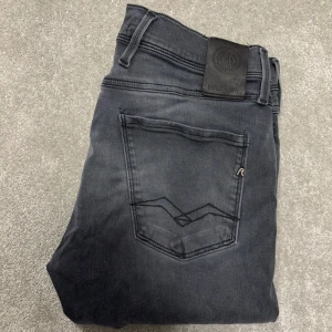 Replay Anbass jeans - Säljer dessa gråa Replay anbass jeans (slimfit)! Jeansen är i grymt skick, inga defekter! Finns ingen sizetag men passar 32/32. Skriv vid funderingar! 