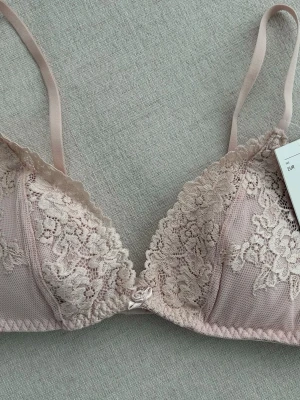Söt rosa BH💕💕💕 - Säljer en supersöt Bh från HM💕💕 Säljer då den inte passar. Ny med lapp. Storlek S💕💕