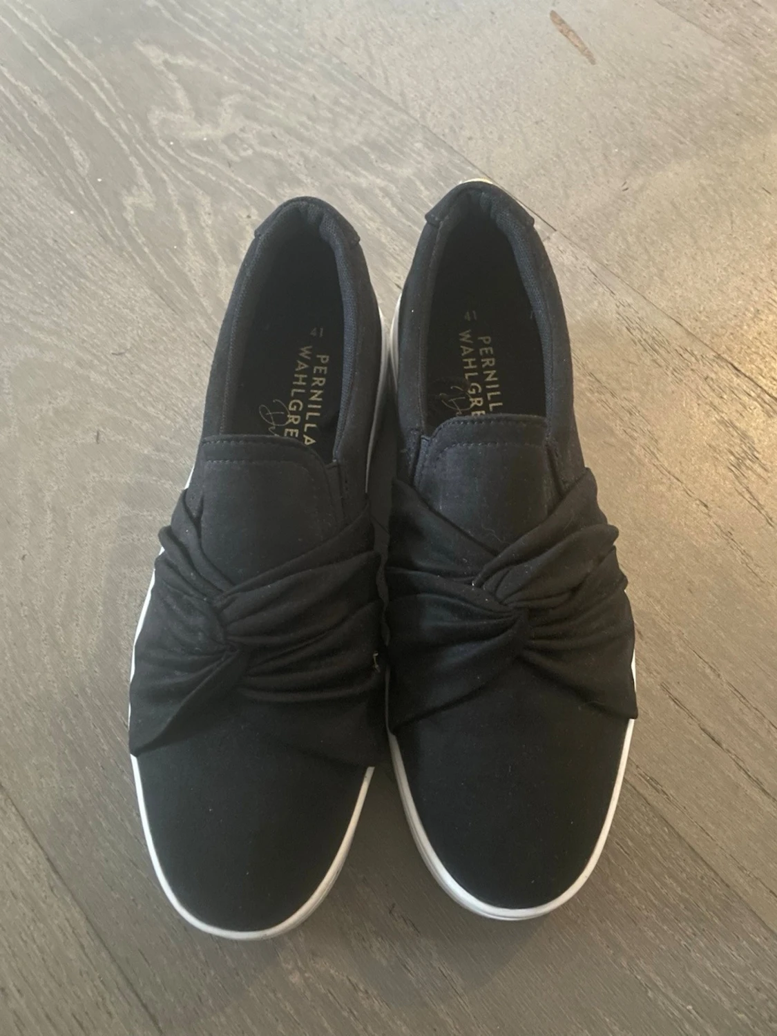 Svarta slip-on sneakers Pernilla Wahlgren - 1